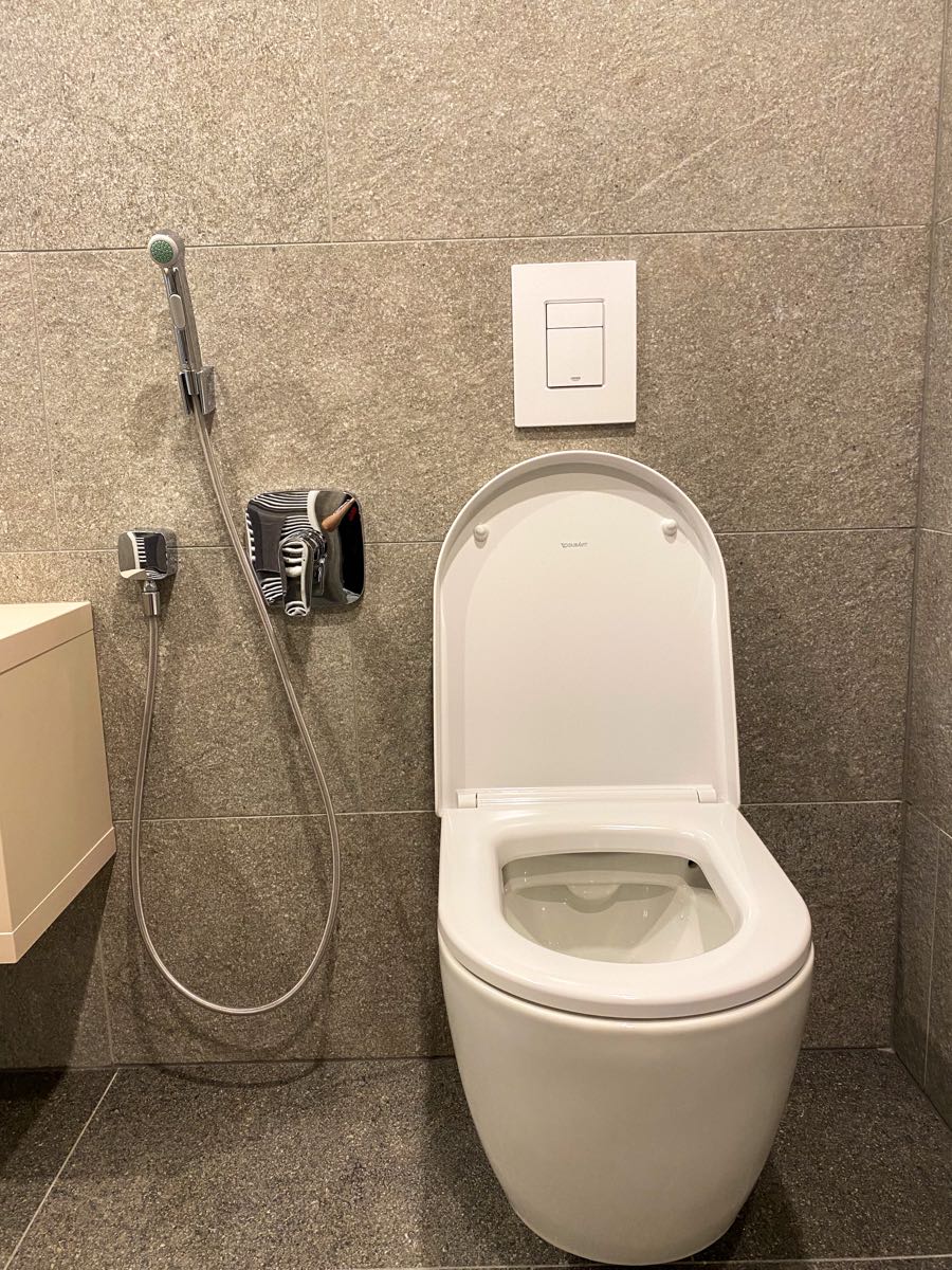 WC s hygienickou sprškou v koupelně apartmánu LUEL
