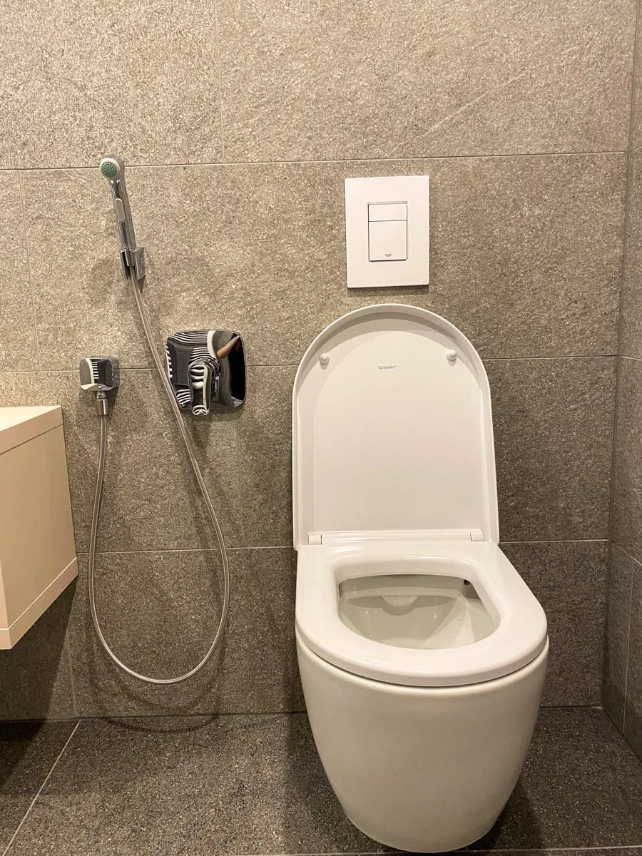 WC s hygienickou sprškou v koupelně apartmánu LUEL