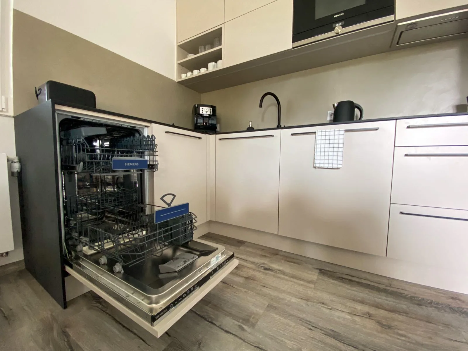 Kuchyň s myčkou nádobí apartmánu LUEL