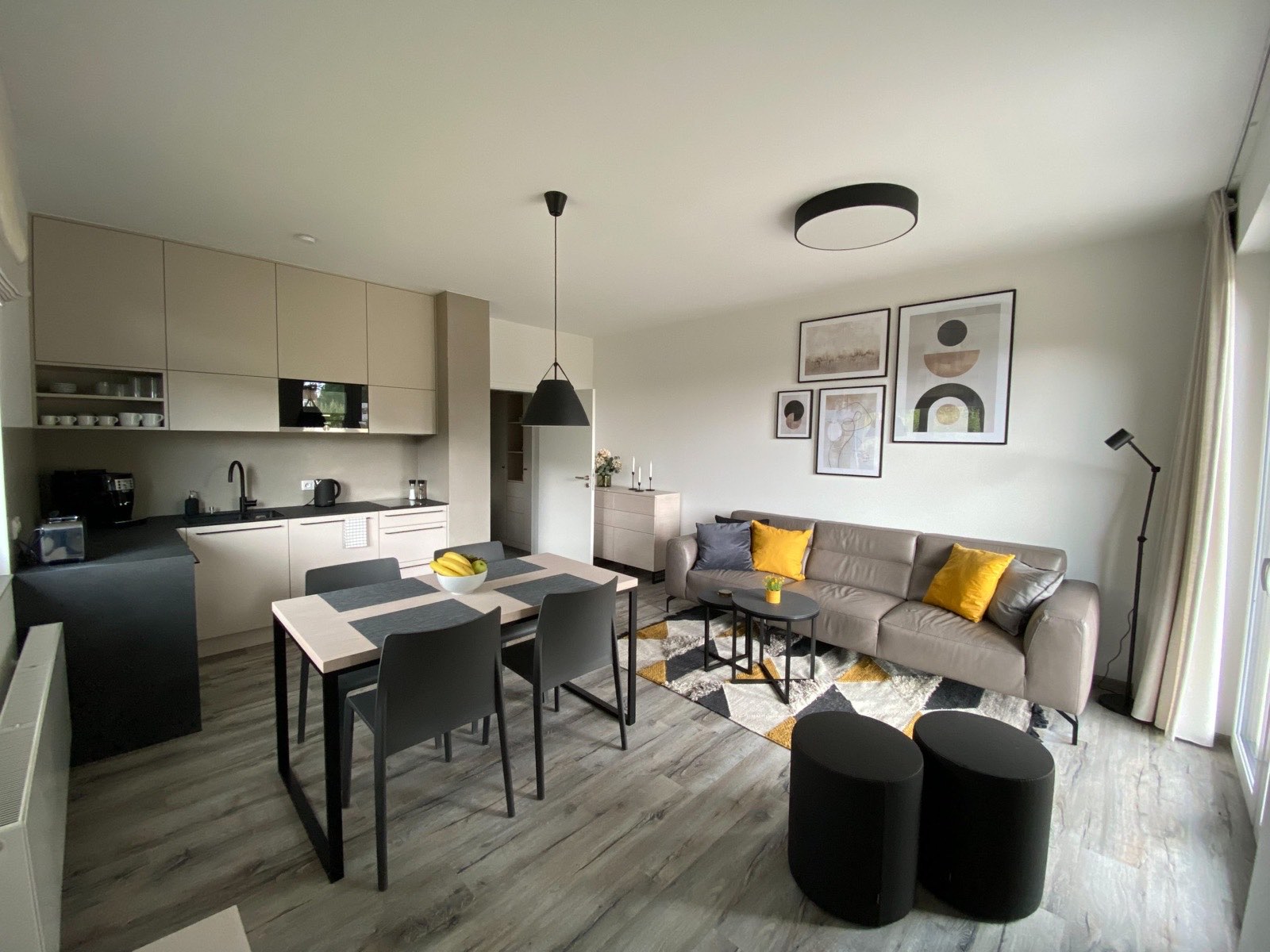 Obývací pokoj apartmánu LUEL s pohovkou a jídelním stolem