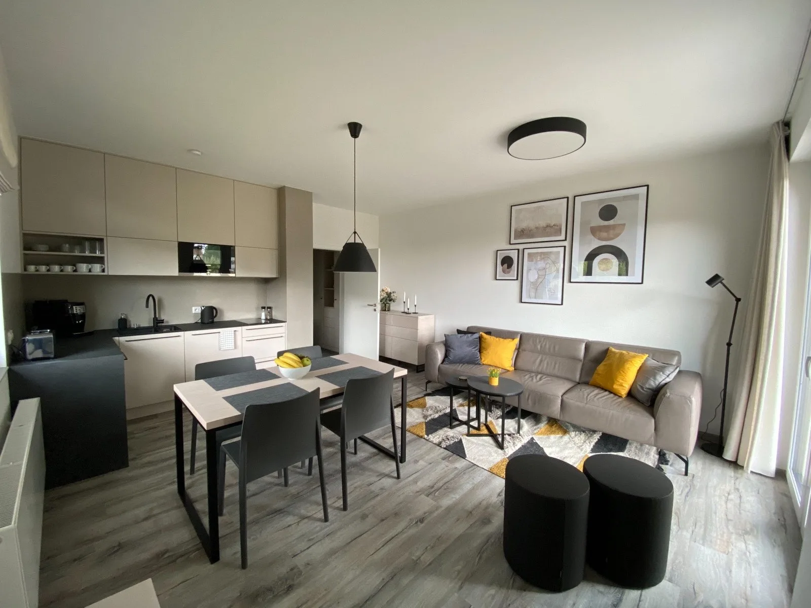 Obývací pokoj apartmánu LUEL s pohovkou a jídelním stolem