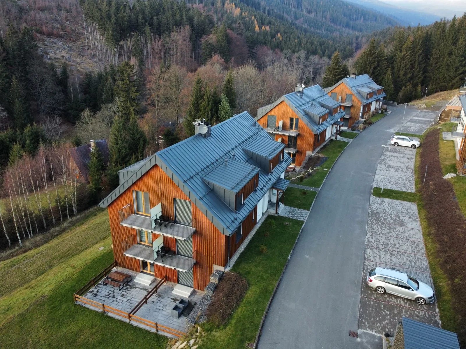 Letecký pohled na apartmánový komplex LUEL a příjezdovou cestu