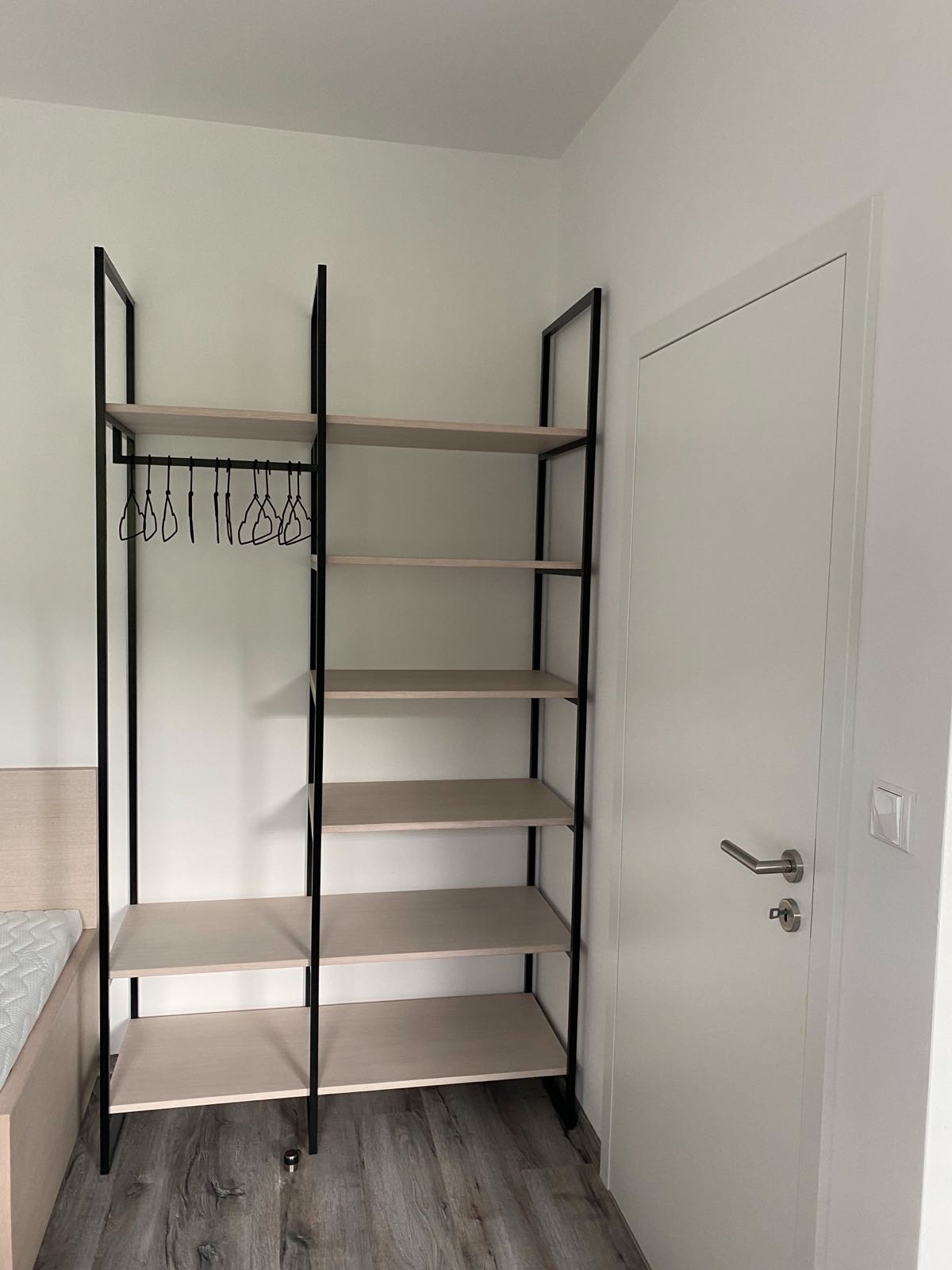 Šatní stěna s věšáky a policemi
